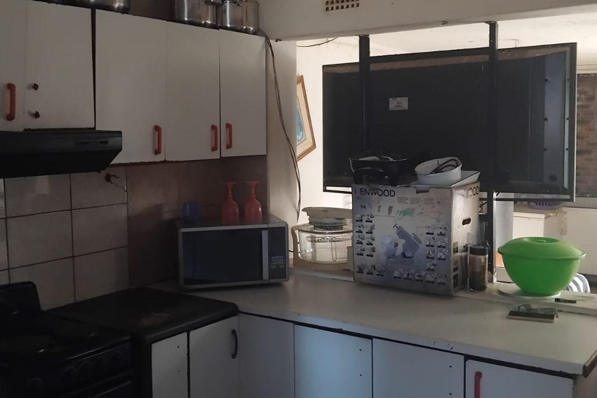 Charming 3-Bedroom Family Home with Granny Flat in Tranquil Neighborhood - Photo 5