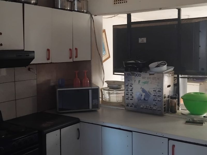 Charming 3-Bedroom Family Home with Granny Flat in Tranquil Neighborhood - Photo 5