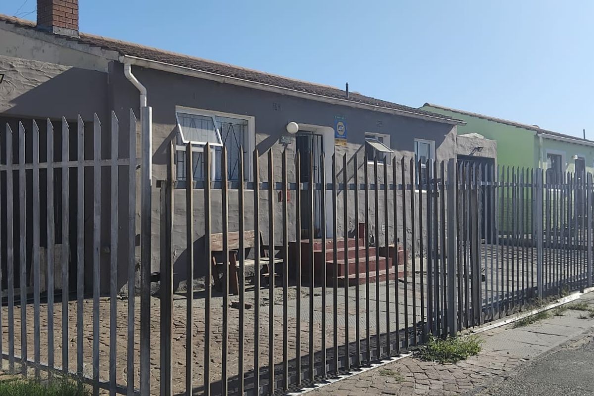 Charming 3-Bedroom Family Home with Granny Flat in Tranquil Neighborhood - Photo 2