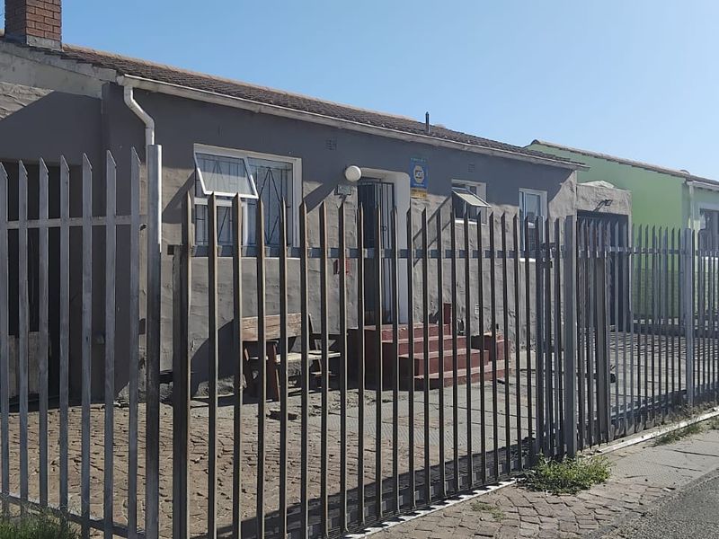 Charming 3-Bedroom Family Home with Granny Flat in Tranquil Neighborhood - Photo 2