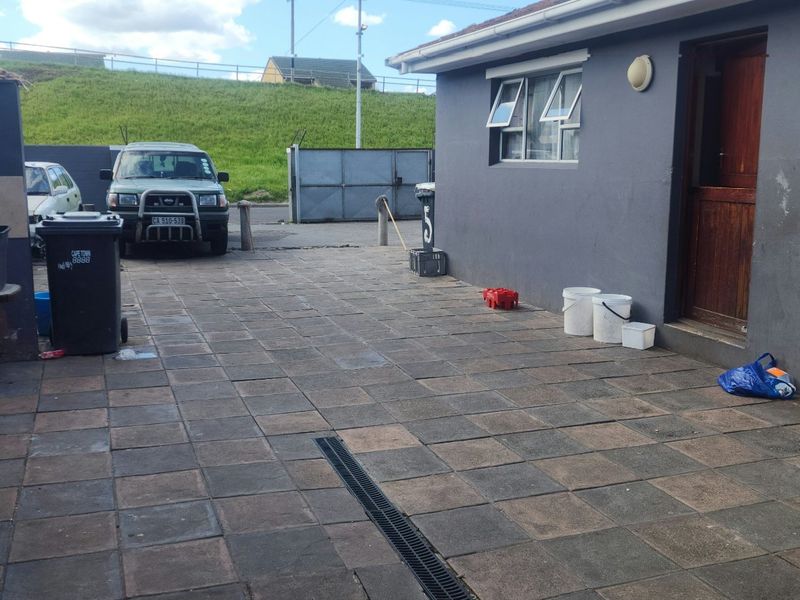 Investor's Dream! This property is perfect for an Investor looking for immediate returns  - Photo 4