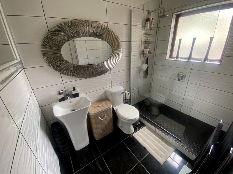 New Market Alberton Modern, Spacious and Sunny 2 bed 1 bath garden unit at a give away prcie. - Photo 9