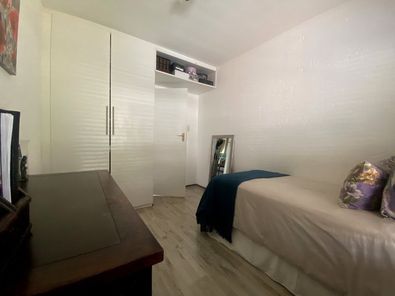 New Market Alberton Modern, Spacious and Sunny 2 bed 1 bath garden unit at a give away prcie. - Photo 8