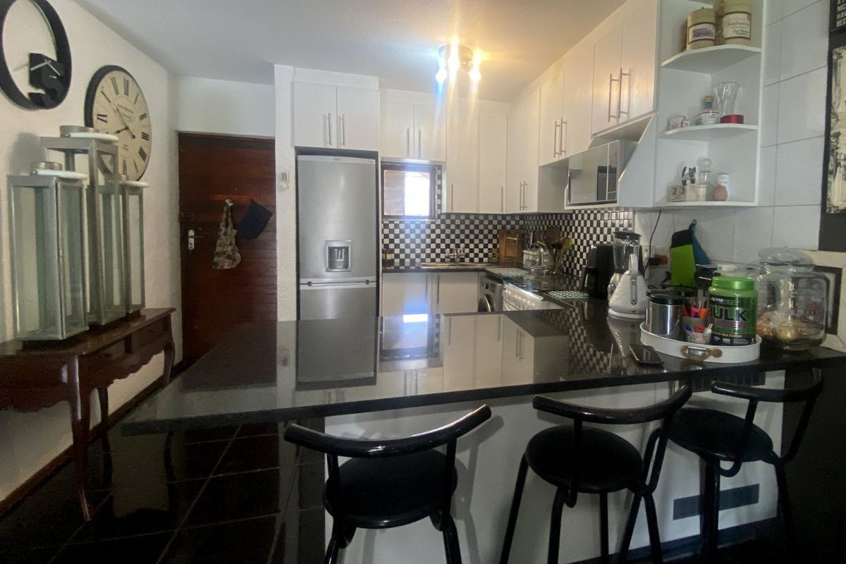 New Market Alberton Modern, Spacious and Sunny 2 bed 1 bath garden unit at a give away prcie. - Photo 3