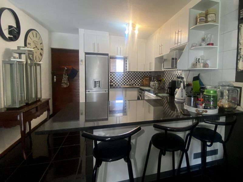 New Market Alberton Modern, Spacious and Sunny 2 bed 1 bath garden unit at a give away prcie. - Photo 3