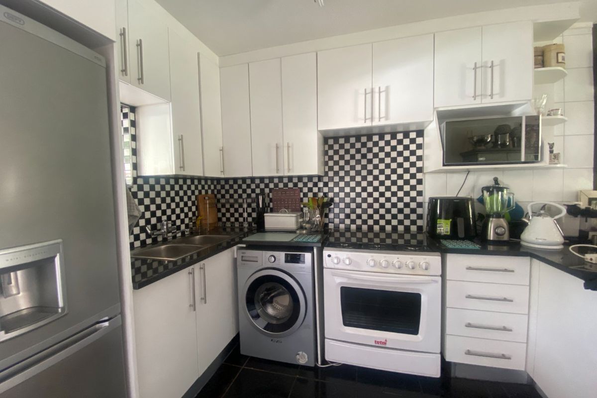 New Market Alberton Modern, Spacious and Sunny 2 bed 1 bath garden unit at a give away prcie. - Photo 2