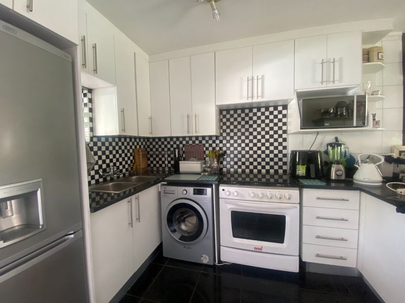 New Market Alberton Modern, Spacious and Sunny 2 bed 1 bath garden unit at a give away prcie. - Photo 2