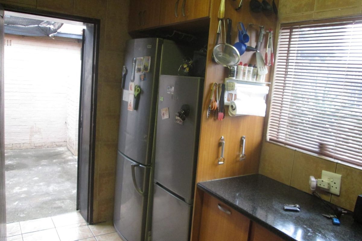 Charming Family Home with Pool and Ample Living Space - Photo 5