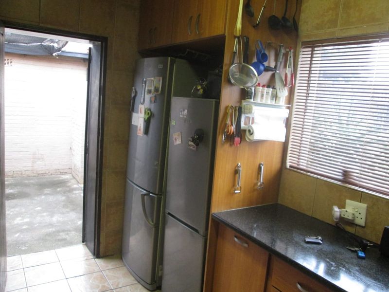 Charming Family Home with Pool and Ample Living Space - Photo 5