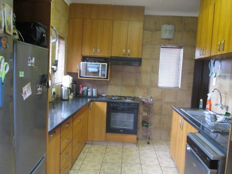 Charming Family Home with Pool and Ample Living Space - Photo 2