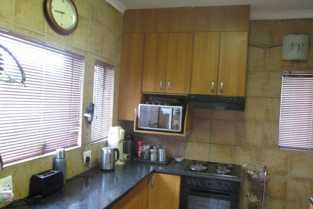 Charming Family Home with Pool and Ample Living Space - Photo 3