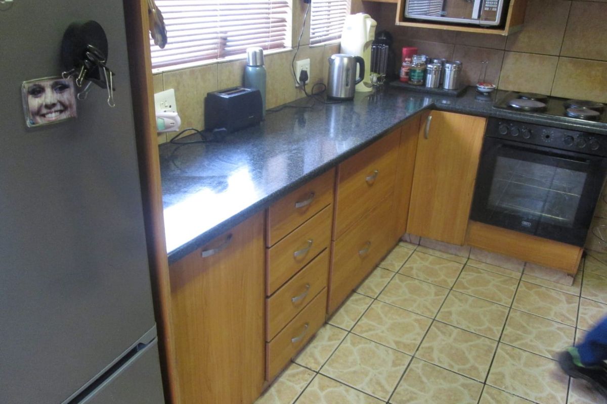 Charming Family Home with Pool and Ample Living Space - Photo 4