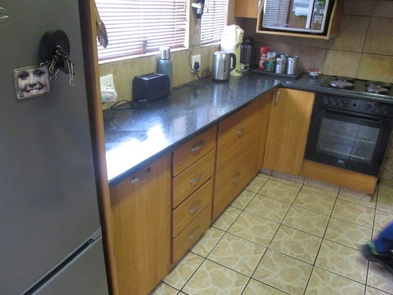 Charming Family Home with Pool and Ample Living Space - Photo 4