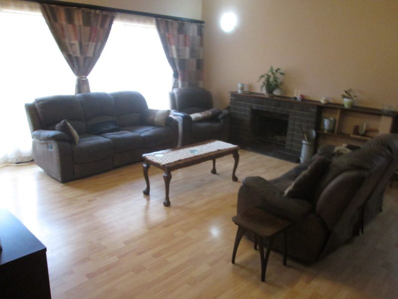 Charming Family Home with Pool and Ample Living Space - Photo 9