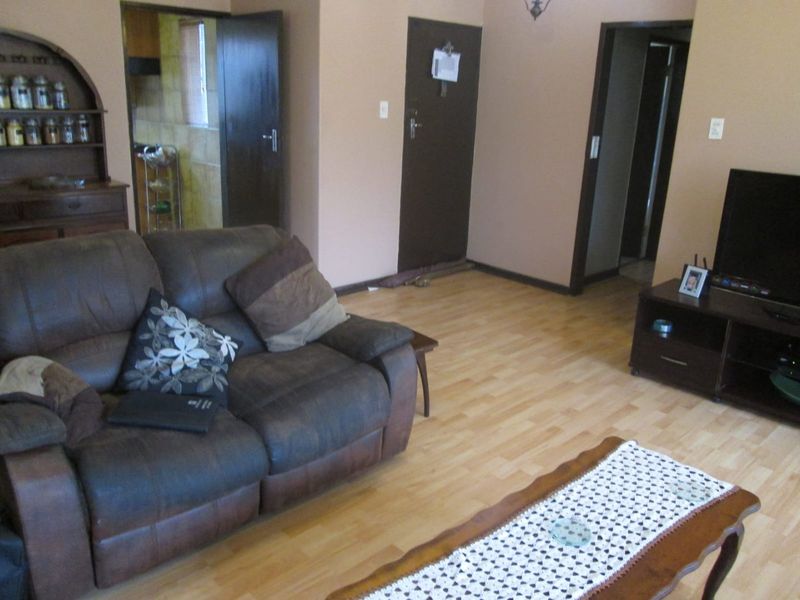 Charming Family Home with Pool and Ample Living Space - Photo 10