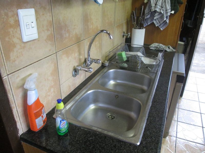 Charming Family Home with Pool and Ample Living Space - Photo 8