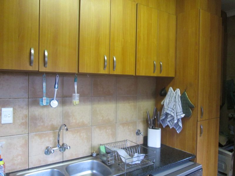 Charming Family Home with Pool and Ample Living Space - Photo 7