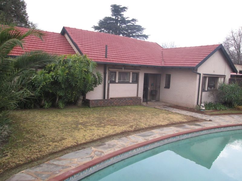 Charming Family Home with Pool and Ample Living Space - Photo 1
