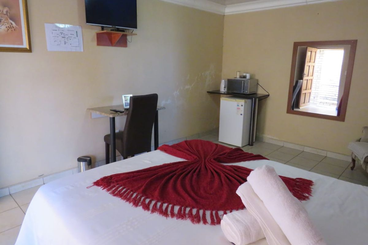 A GOLDMINE OF A GUESTHOUSE CLOSE TO THE N12! CAN EASILY BE CONVERTED BACK TO A NORMAL RESIDENCE. - Photo 5