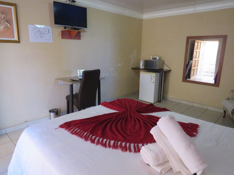 A GOLDMINE OF A GUESTHOUSE CLOSE TO THE N12! CAN EASILY BE CONVERTED BACK TO A NORMAL RESIDENCE. - Photo 5