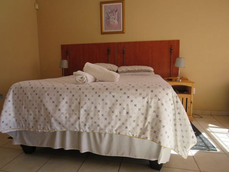 A GOLDMINE OF A GUESTHOUSE CLOSE TO THE N12! CAN EASILY BE CONVERTED BACK TO A NORMAL RESIDENCE. - Photo 10