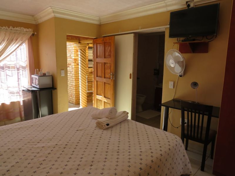 A GOLDMINE OF A GUESTHOUSE CLOSE TO THE N12! CAN EASILY BE CONVERTED BACK TO A NORMAL RESIDENCE. - Photo 9