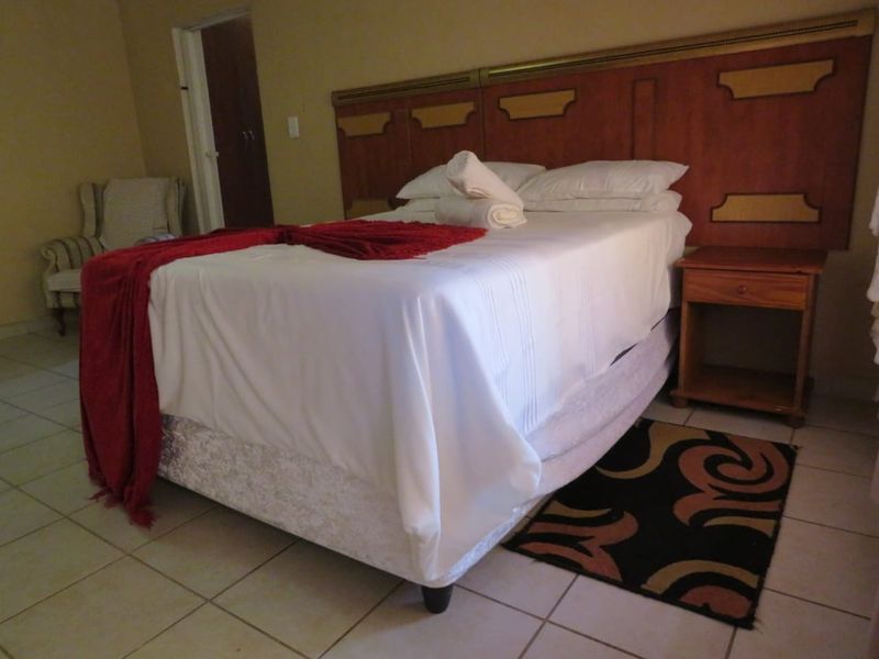 A GOLDMINE OF A GUESTHOUSE CLOSE TO THE N12! CAN EASILY BE CONVERTED BACK TO A NORMAL RESIDENCE. - Photo 7