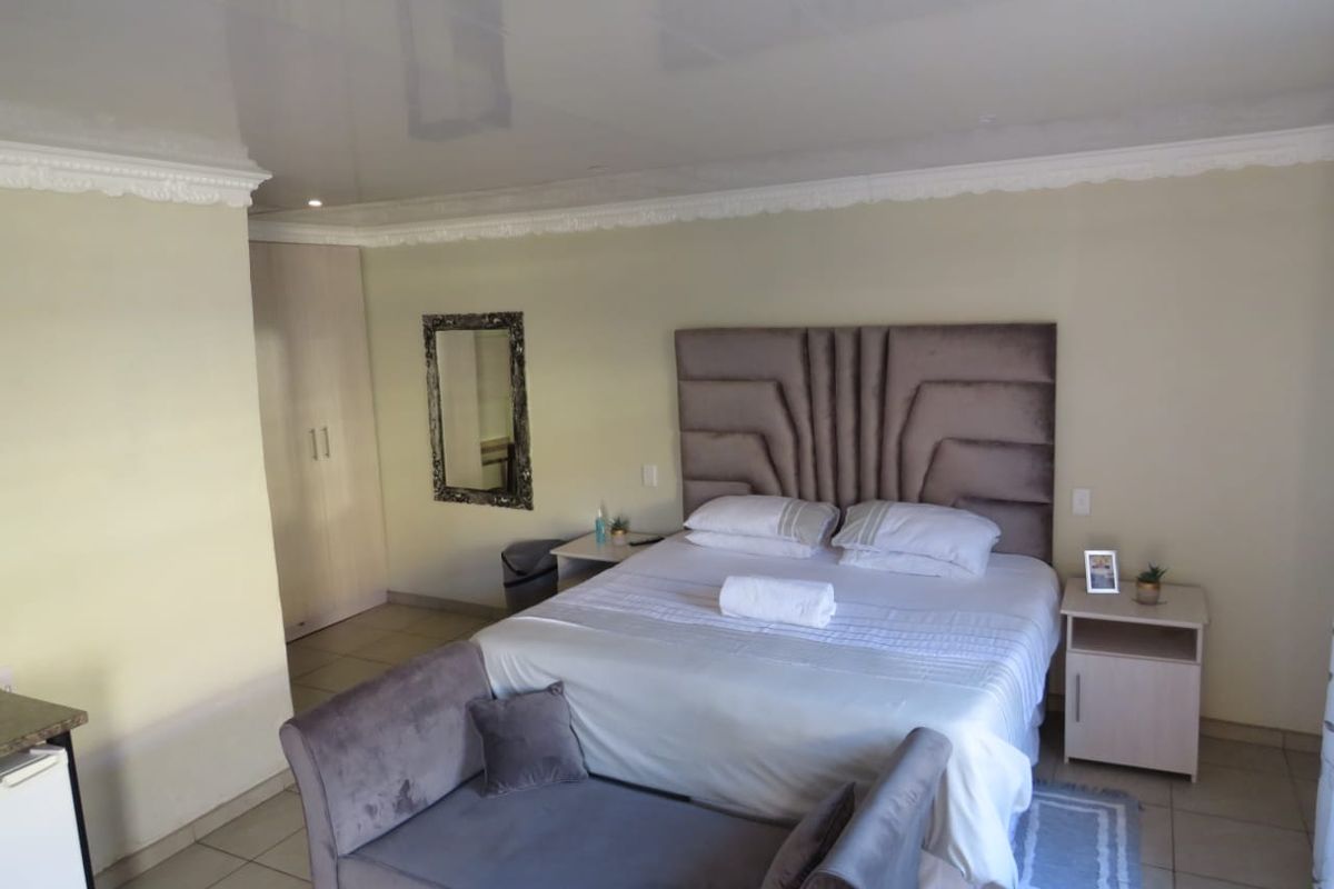 A GOLDMINE OF A GUESTHOUSE CLOSE TO THE N12! CAN EASILY BE CONVERTED BACK TO A NORMAL RESIDENCE. - Photo 4