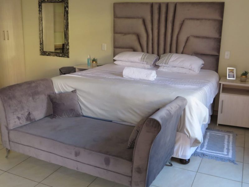 A GOLDMINE OF A GUESTHOUSE CLOSE TO THE N12! CAN EASILY BE CONVERTED BACK TO A NORMAL RESIDENCE. - Photo 3