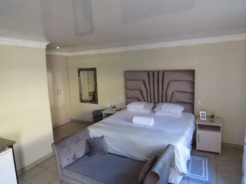 A GOLDMINE OF A GUESTHOUSE CLOSE TO THE N12! CAN EASILY BE CONVERTED BACK TO A NORMAL RESIDENCE. - Photo 4