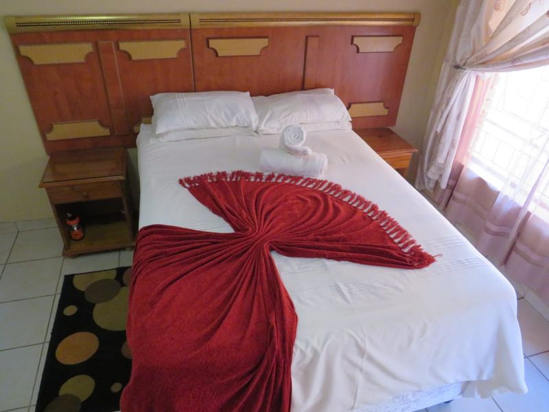 A GOLDMINE OF A GUESTHOUSE CLOSE TO THE N12! CAN EASILY BE CONVERTED BACK TO A NORMAL RESIDENCE. - Photo 8