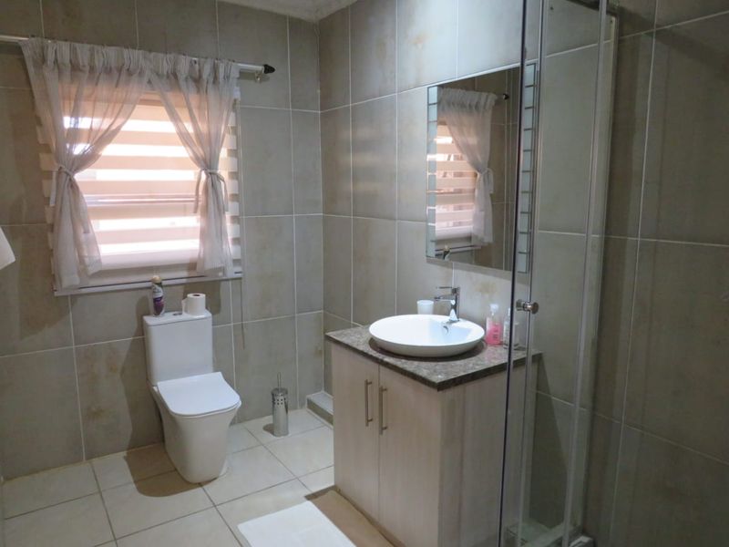A GOLDMINE OF A GUESTHOUSE CLOSE TO THE N12! CAN EASILY BE CONVERTED BACK TO A NORMAL RESIDENCE. - Photo 6