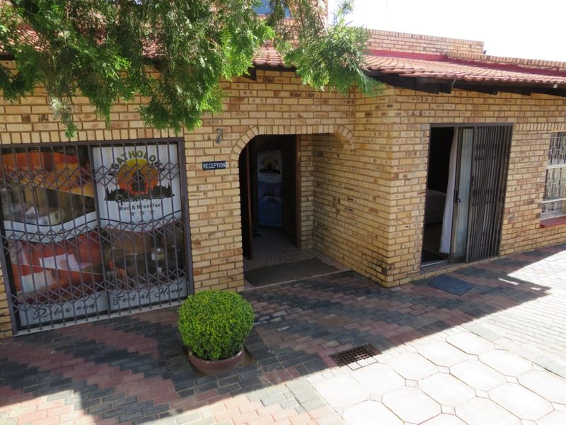 A GOLDMINE OF A GUESTHOUSE CLOSE TO THE N12! CAN EASILY BE CONVERTED BACK TO A NORMAL RESIDENCE. - Photo 1