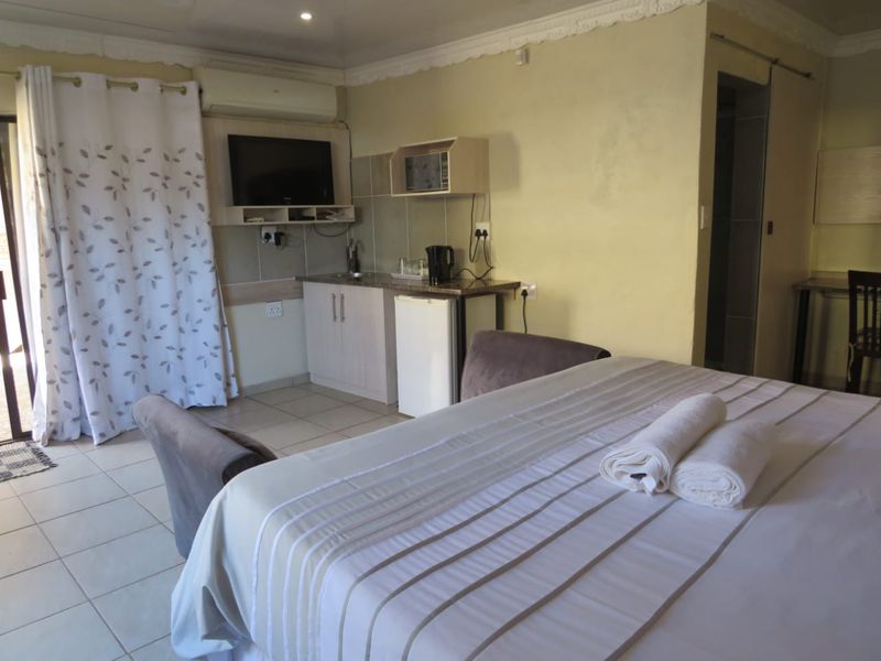 A GOLDMINE OF A GUESTHOUSE CLOSE TO THE N12! CAN EASILY BE CONVERTED BACK TO A NORMAL RESIDENCE. - Photo 2