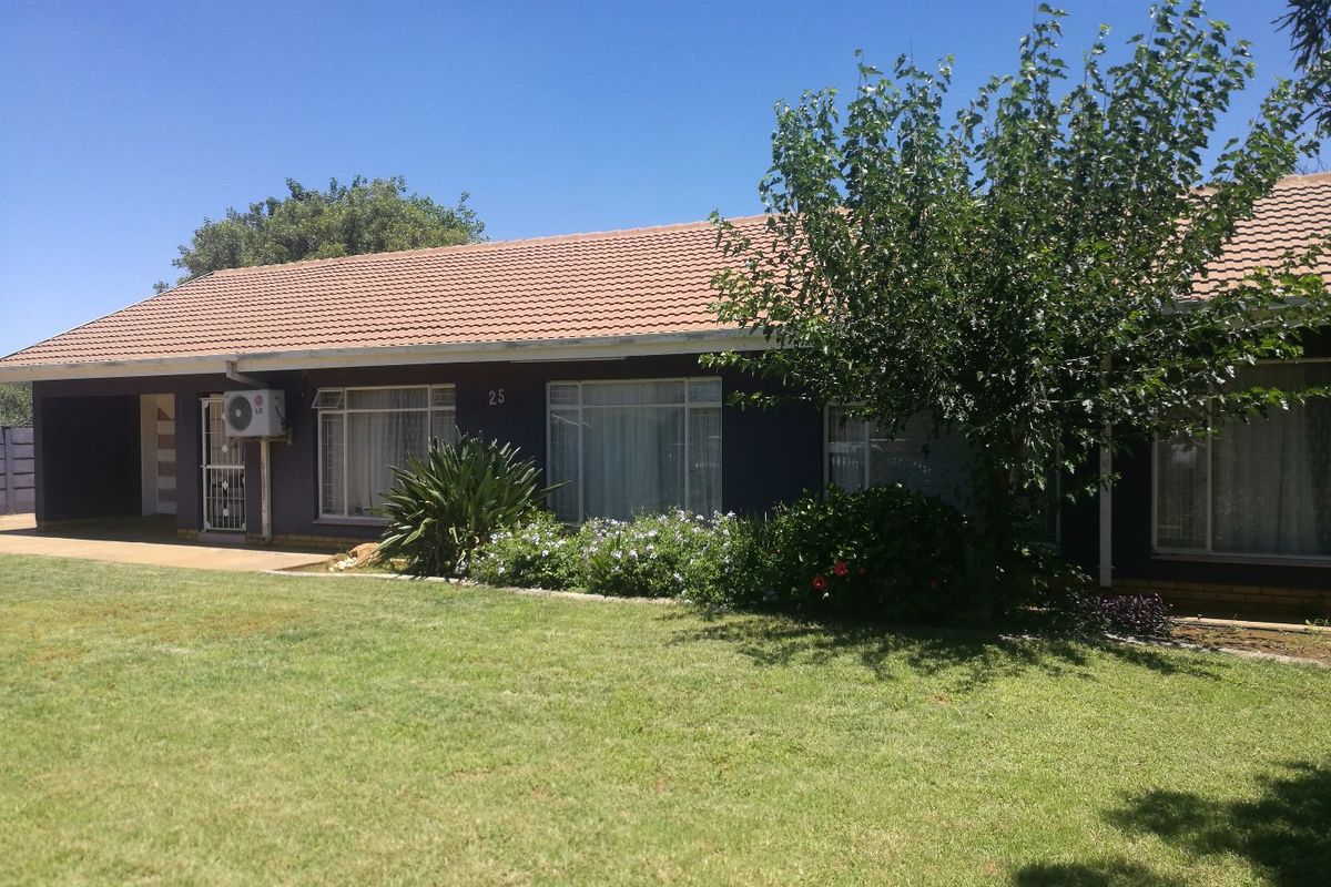 3 Bedroom family home for sale in Meiringspark. - Photo 2