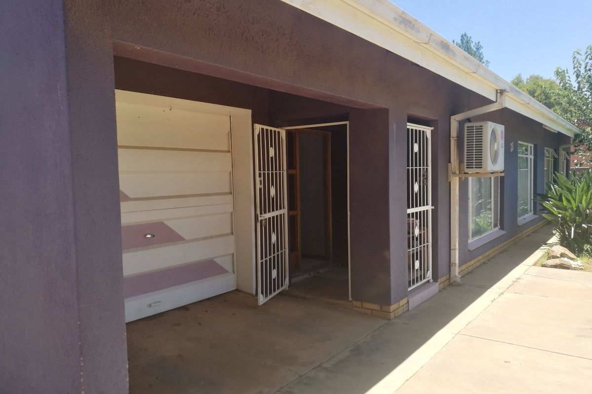 3 Bedroom family home for sale in Meiringspark. - Photo 4