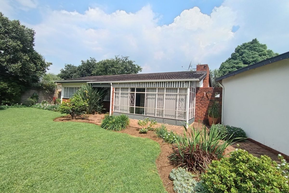 UNDER OFFER  3 Bedroom House in Bonaero Park, Deceased Estate, Priced to sell. - Photo 2