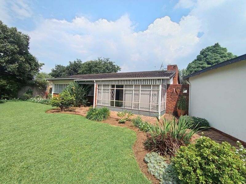 UNDER OFFER  3 Bedroom House in Bonaero Park, Deceased Estate, Priced to sell. - Photo 2