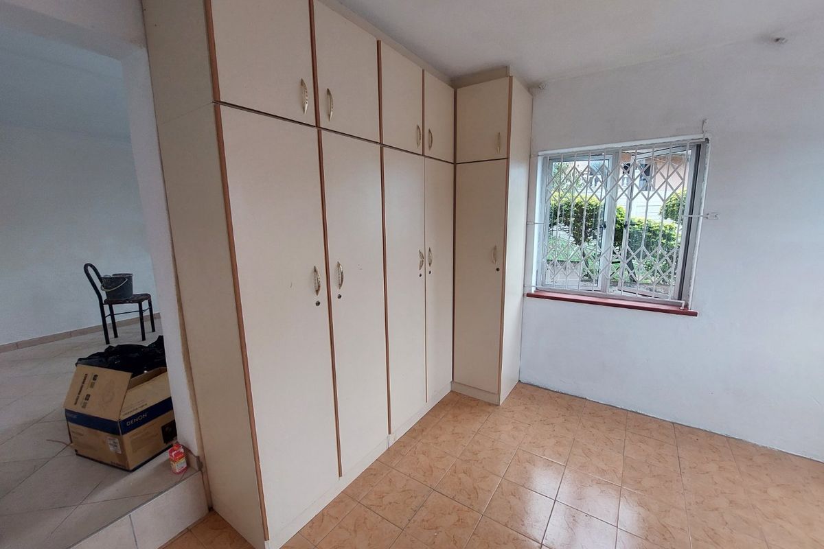 Basement for rent in Silverglen - Photo 5