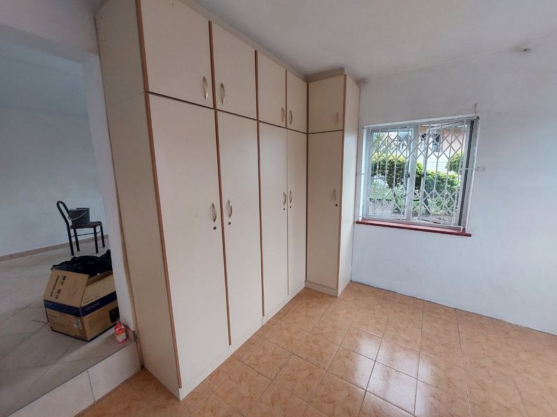 Basement for rent in Silverglen - Photo 5