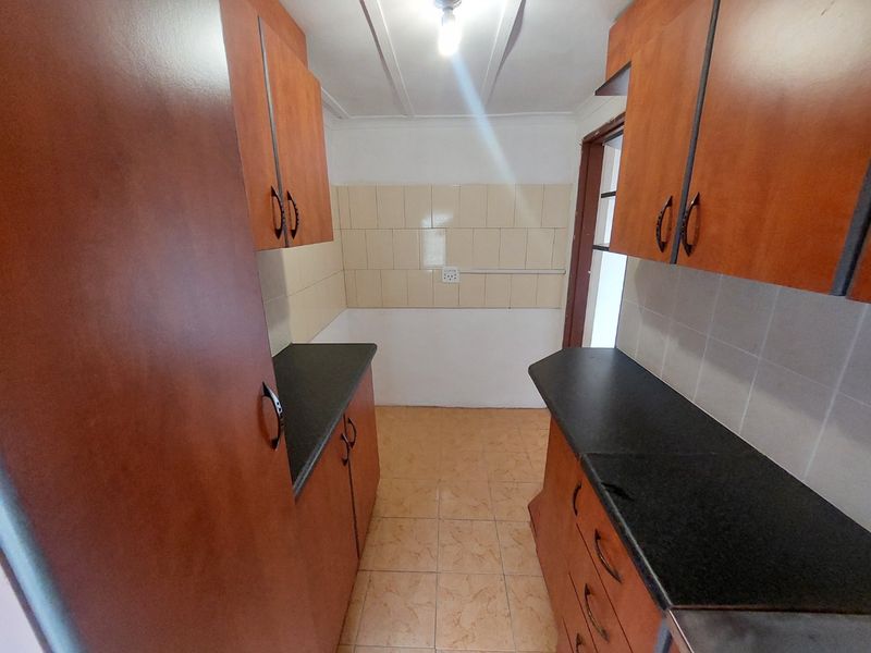 Basement for rent in Silverglen - Photo 8