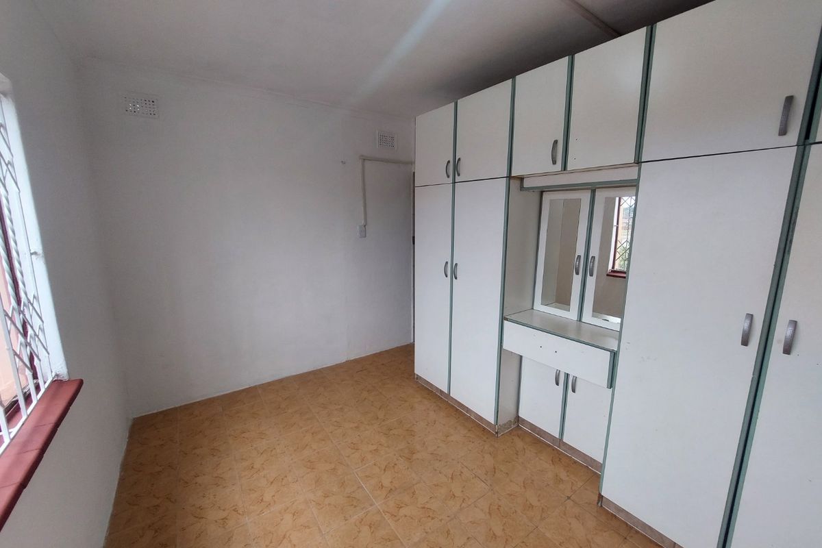 Basement for rent in Silverglen - Photo 3