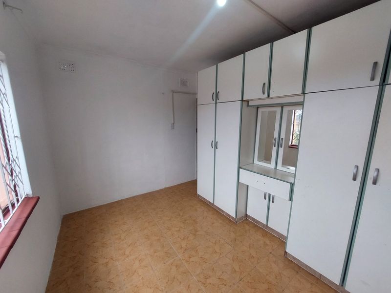 Basement for rent in Silverglen - Photo 3