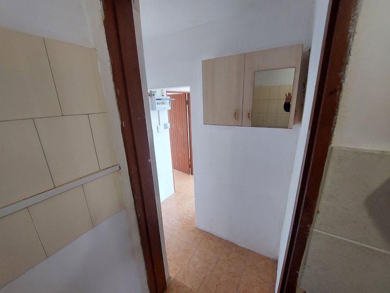 Basement for rent in Silverglen - Photo 9