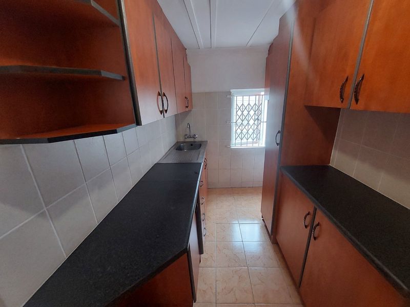 Basement for rent in Silverglen - Photo 7