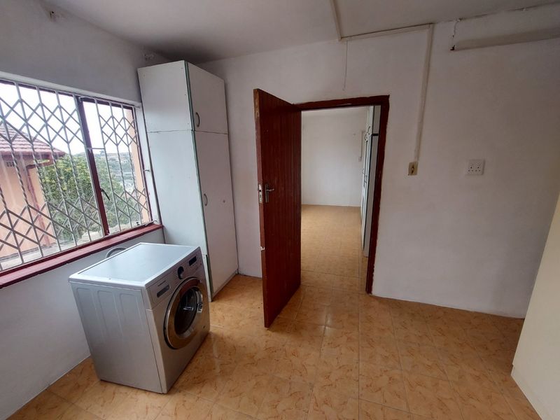 Basement for rent in Silverglen - Photo 6