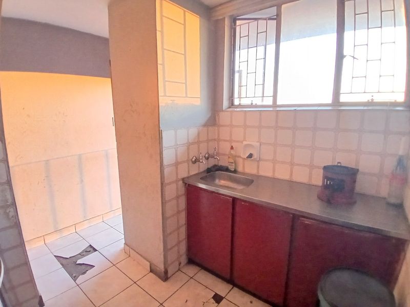 2 BEDROOM FLAT FOR SALE IN PRETORIA WEST  - Photo 5