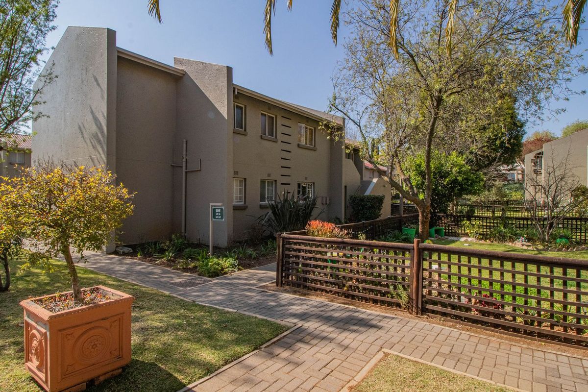 Modern Upstairs Apartment in Secure Boomed-Off Area – Safe, Stylish, and Convenient! - Photo 3