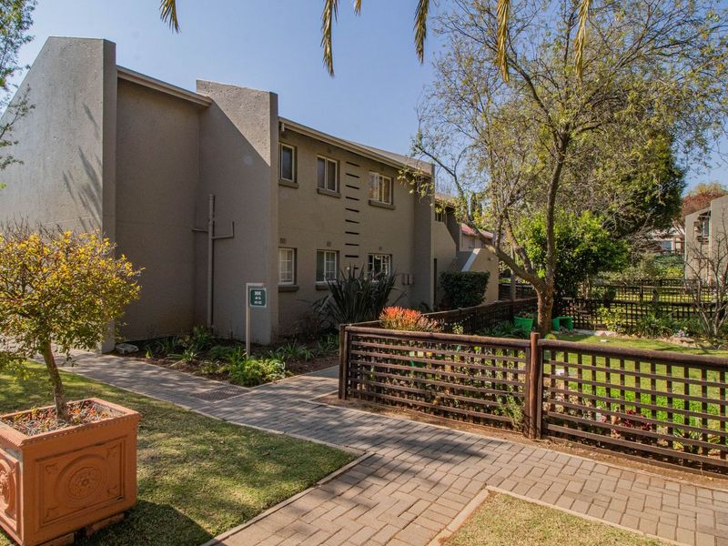 Modern Upstairs Apartment in Secure Boomed-Off Area – Safe, Stylish, and Convenient! - Photo 3