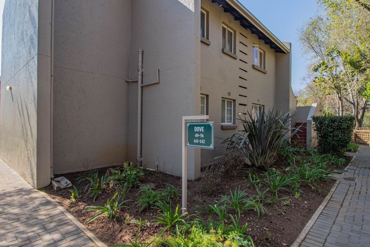 Modern Upstairs Apartment in Secure Boomed-Off Area – Safe, Stylish, and Convenient! - Photo 4